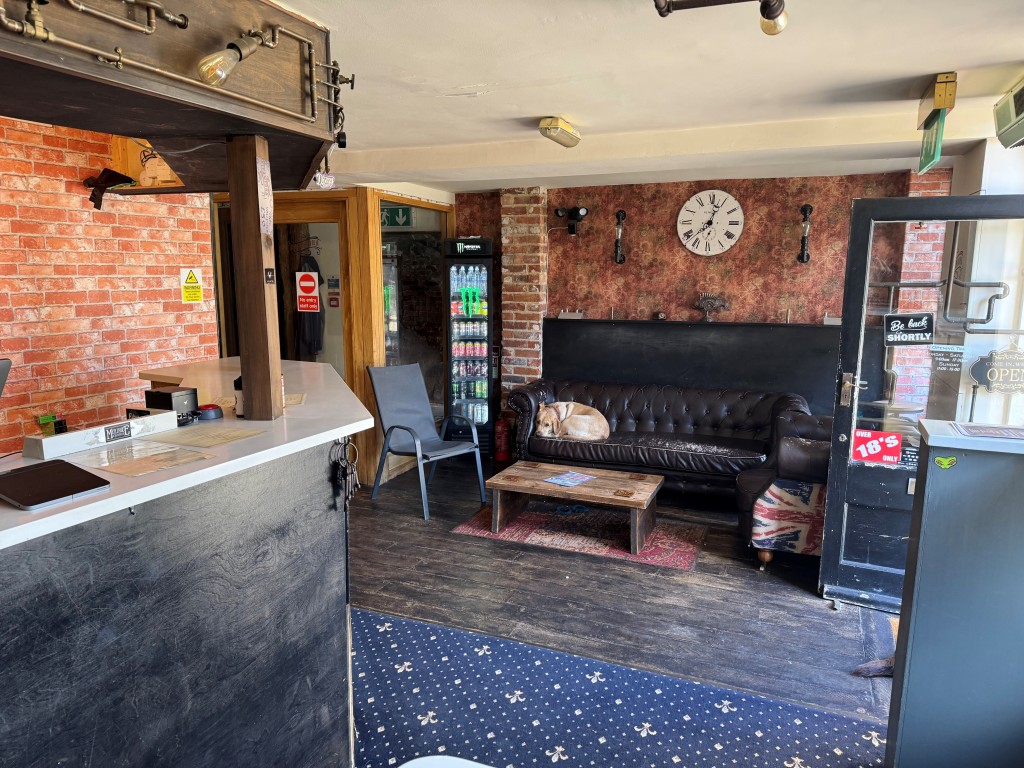 Lot: 63 - THREE STOREY FREEHOLD TOWN CENTRE COMMERCIAL INVESTMENT - Inside the Ground Floor